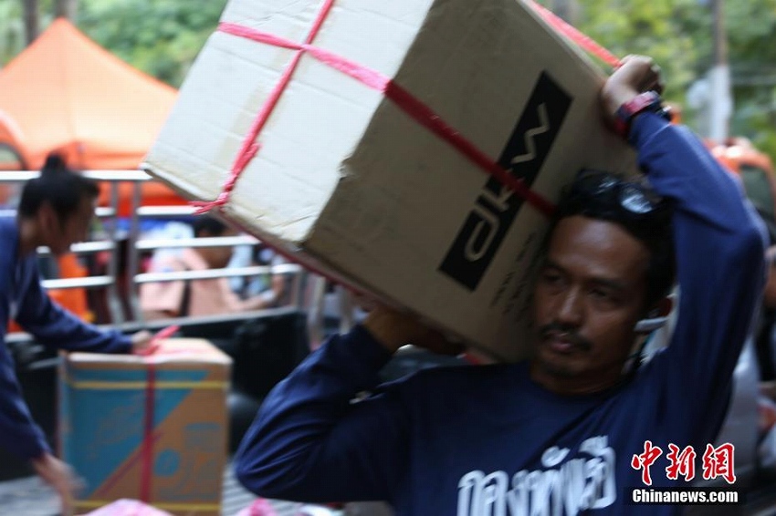 タイの洞窟で立ち往生の少年サッカーチーム13人、救援活動が今なお続く