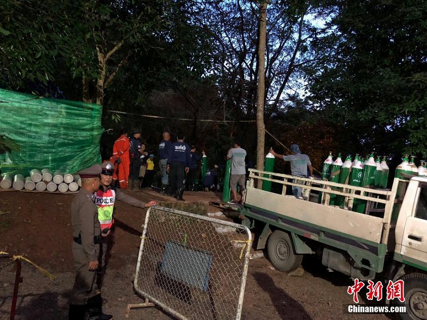 タイの洞窟で立ち往生の少年サッカーチーム13人、救援活動(dòng)が今なお続く