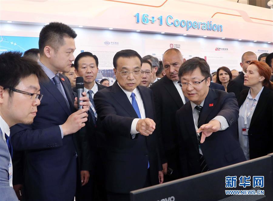 李克強総理が中國―中?東歐諸國地方協(xié)力成果展を見學(xué)