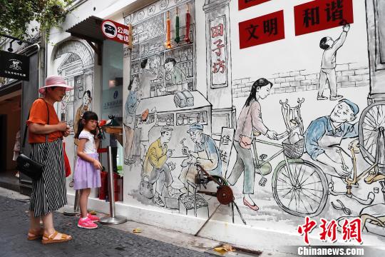 上海石倉門に上海の人々にとって懐かしの下町風情描いた壁畫登場