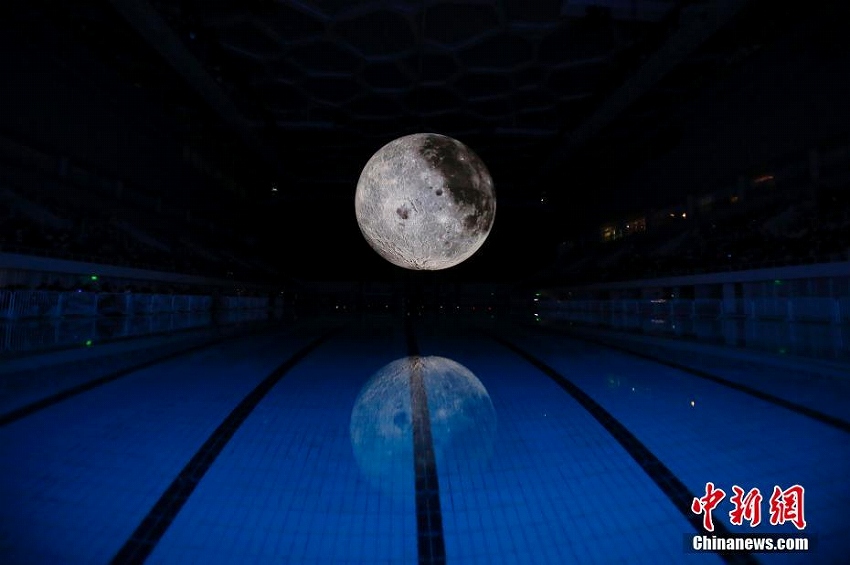 中國版スーパームーンが北京のウォーターキューブに登場