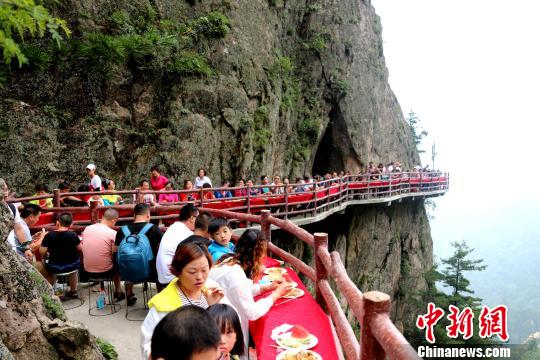 標(biāo)高2千メートルからの最高の見晴らしで食事を楽しむ「雲(yún)海の宴」　河南省