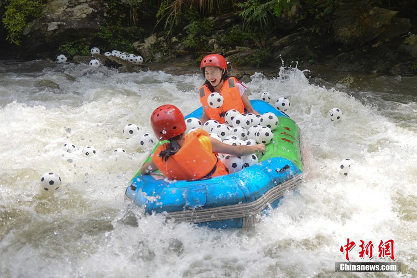 サッカーボール漂うちょっとユニークな川下り　湖南省