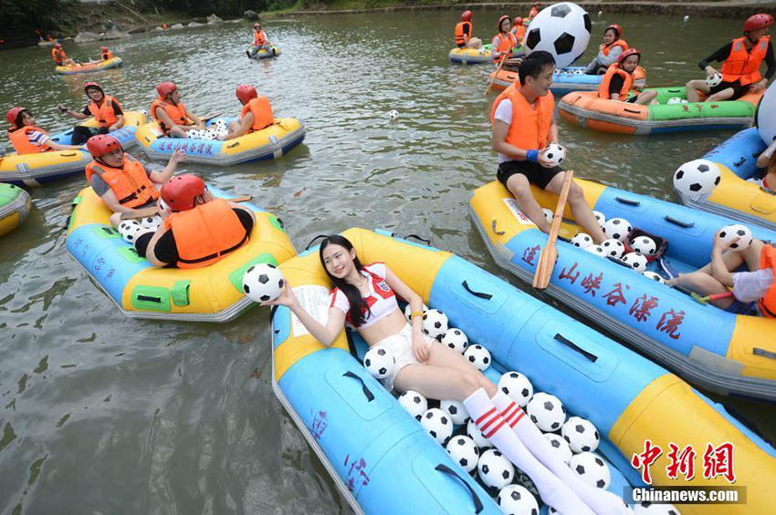 サッカーボール漂うちょっとユニークな川下り　湖南省