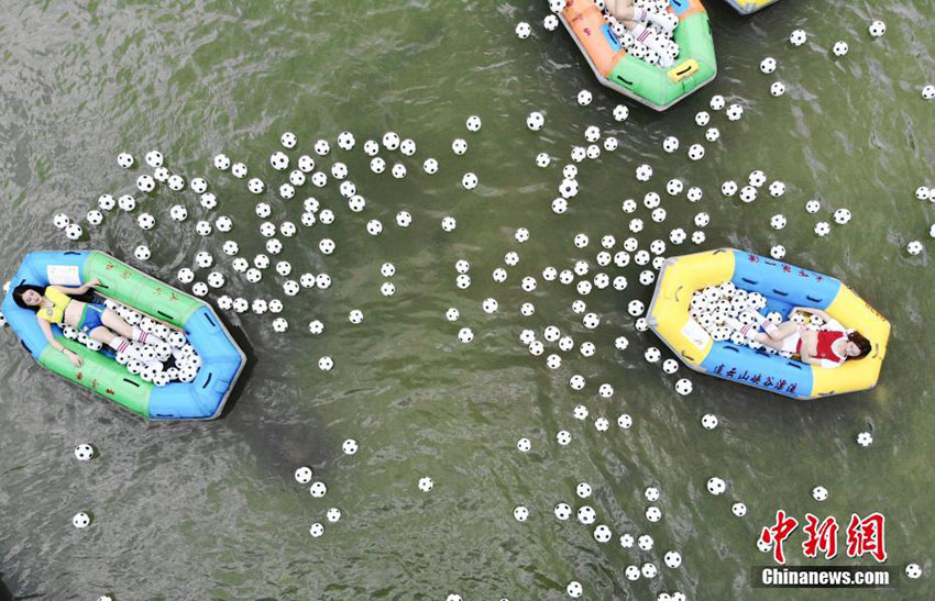 サッカーボール漂うちょっとユニークな川下り　湖南省