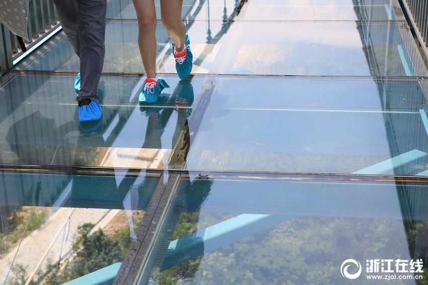 浙江省で最長のスリルたっぷりガラスの橋　長興県龍山