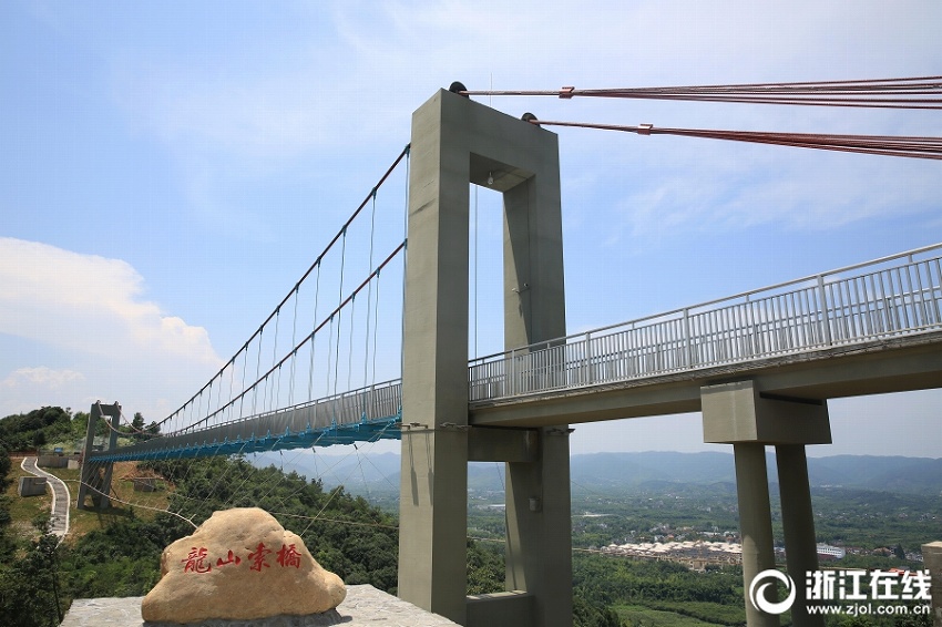 浙江省で最長(zhǎng)のスリルたっぷりガラスの橋　長(zhǎng)興県龍山