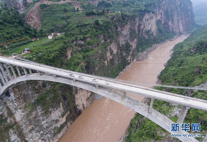 ゴンドラから橋へ　四川省の金沙江にかかる橋がついに開(kāi)通