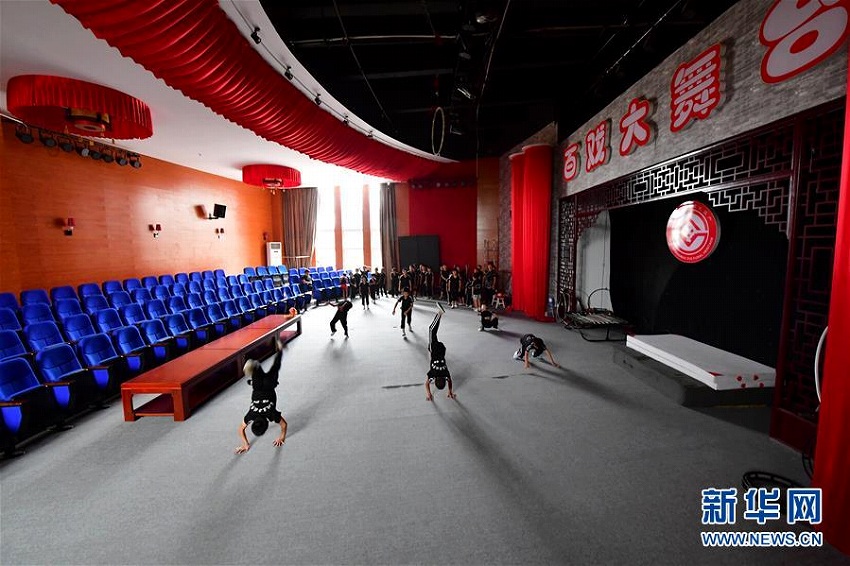 河南省の農(nóng)村で雑技の夢を追う子供