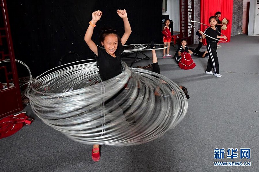 河南省の農(nóng)村で雑技の夢を追う子供