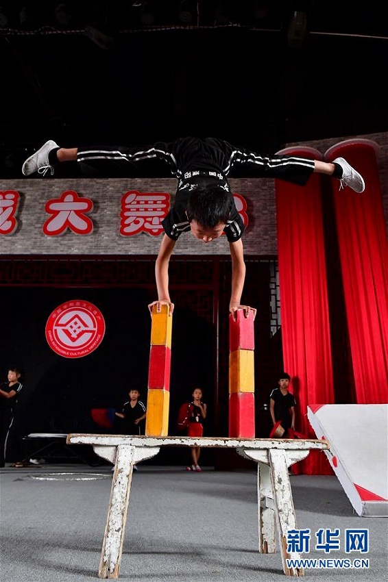 河南省の農(nóng)村で雑技の夢(mèng)を追う子供