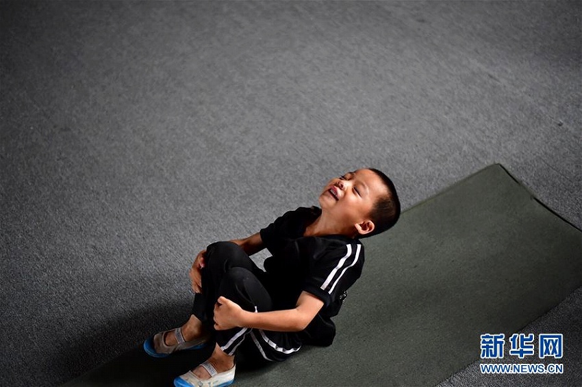 河南省の農(nóng)村で雑技の夢(mèng)を追う子供