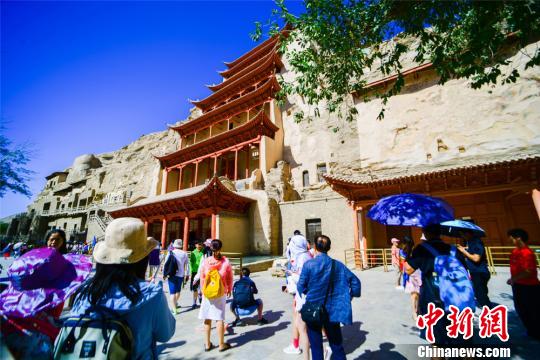 敦煌市の世界遺産?莫高窟の観光客が激増中　1日1萬人以上に