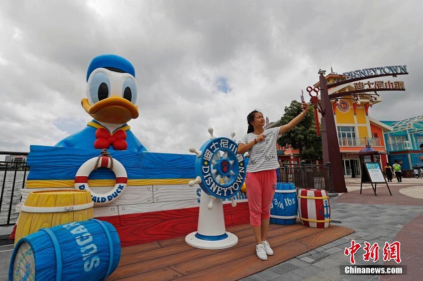 高さ11メートルの巨大ドナルドダックが上海ディズニー星願湖に現(xiàn)る