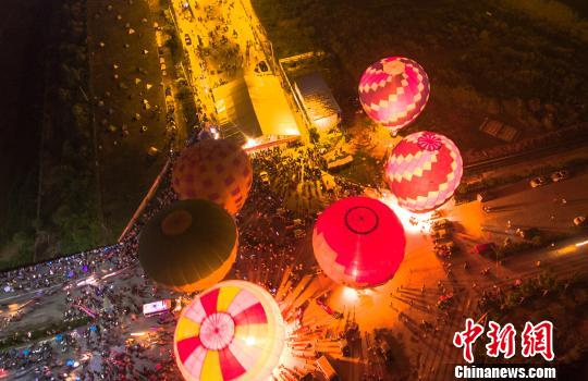 江西省広昌県の夜景を幻想的に彩る熱気球