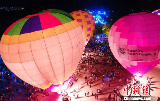 江西省広昌県の夜景を幻想的に彩る熱気球