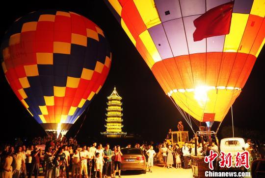 江西省広昌県の夜景を幻想的に彩る熱気球