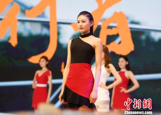 長春國際モーターショー開催　新型車や美人コンパニオンたちが會(huì)場に集結(jié)