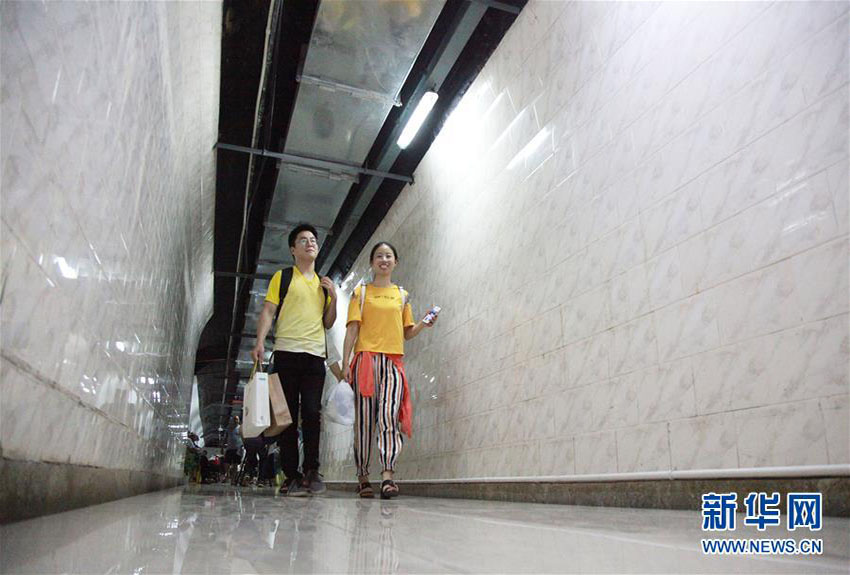 南京市、防空壕を納涼のため市民たちに無料開放