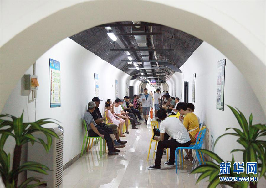 南京市、防空壕を納涼のため市民たちに無料開放