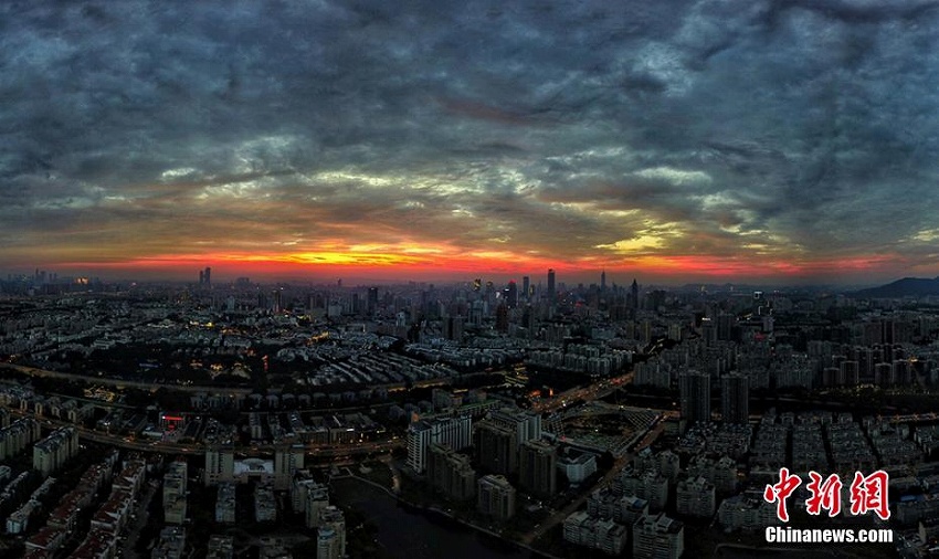 燃えるような夕焼け雲(yún)が南京市の上空を彩る　江蘇省
