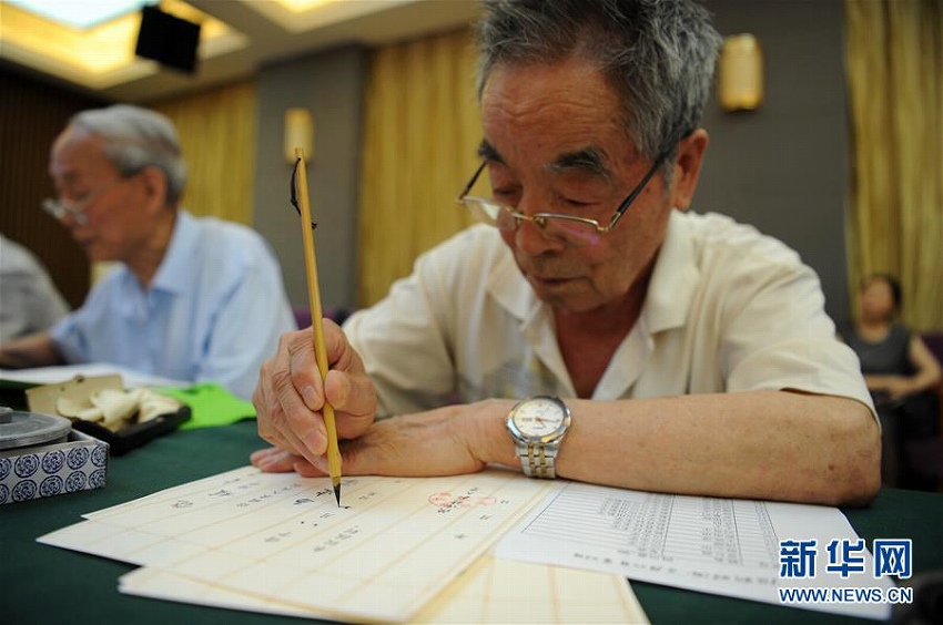 陝西師範大學、新入生のために毛筆と墨で採用通知書を書く