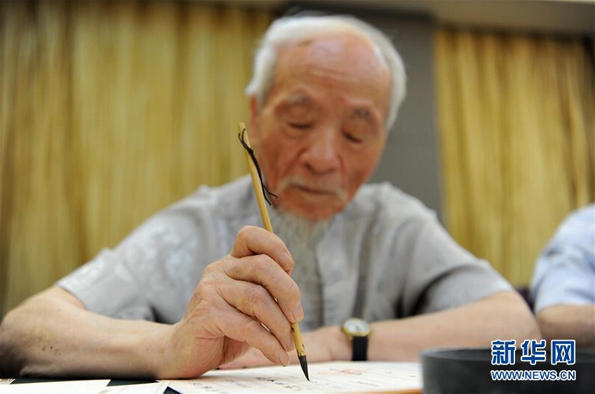 陝西師範大學、新入生のために毛筆と墨で採用通知書を書く