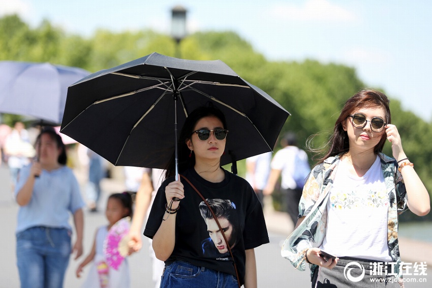 中國に「三伏天」が到來　完全武裝で猛暑に立ち向かう人々