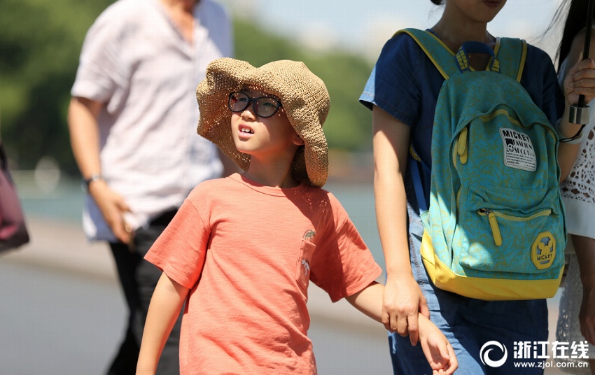 中國(guó)に「三伏天」が到來(lái)　完全武裝で猛暑に立ち向かう人々