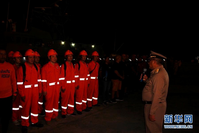 プーケット遊覧船沈沒、タイ?中國(guó)合同の遺體迎接セレモニー行われる