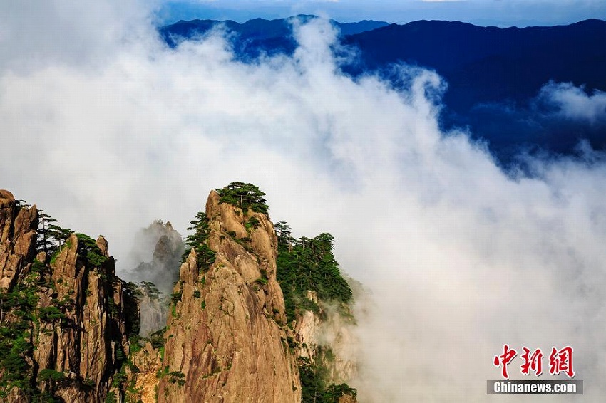 安徽省黃山の幻想的な御來迎と夕焼け空