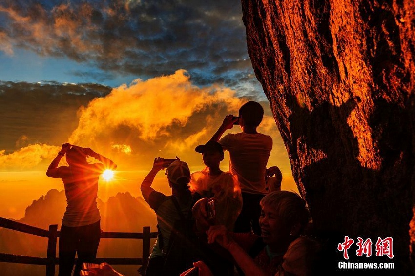 安徽省黃山の幻想的な御來迎と夕焼け空