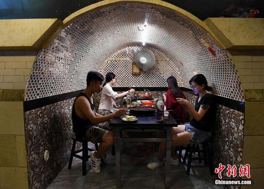 防空壕內(nèi)で火鍋を食べて暑気払い　重慶市