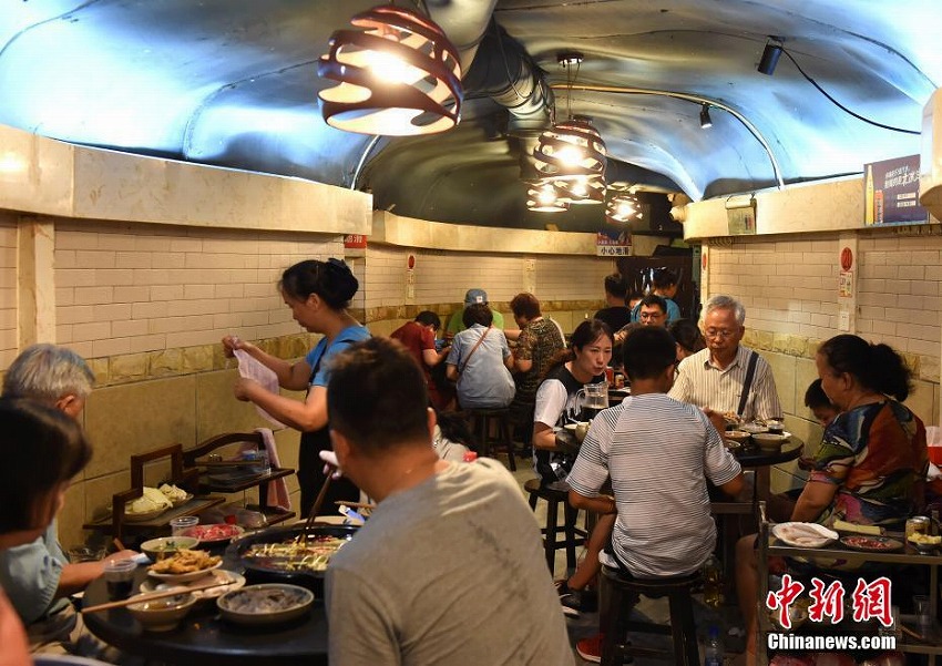 防空壕內(nèi)で火鍋を食べて暑気払い　重慶市