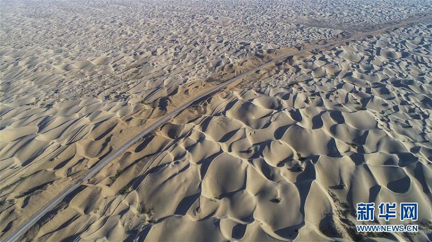 タクラマカン砂漠を貫く3本目の公道の敷設(shè)工事が進(jìn)行中　新疆