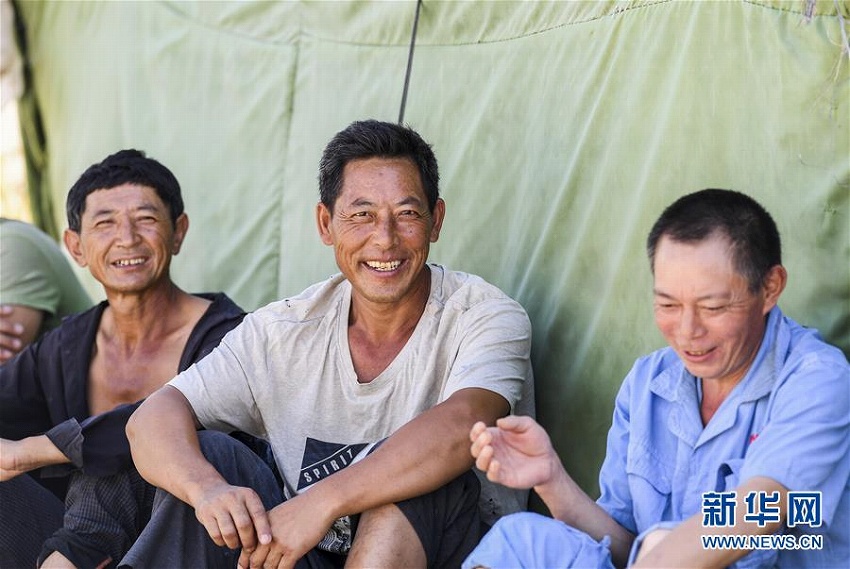 タクラマカン砂漠を貫く3本目の公道の敷設(shè)工事が進行中　新疆