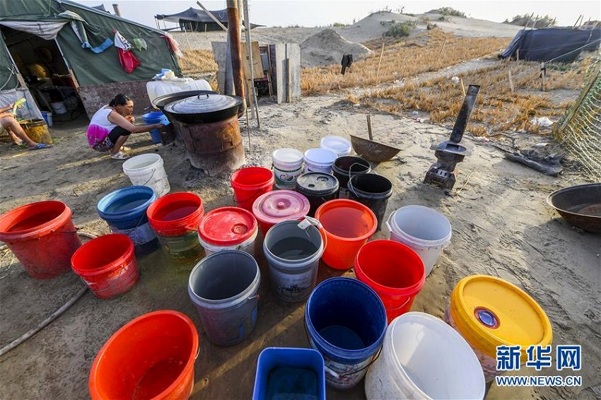 タクラマカン砂漠を貫く3本目の公道の敷設(shè)工事が進(jìn)行中　新疆