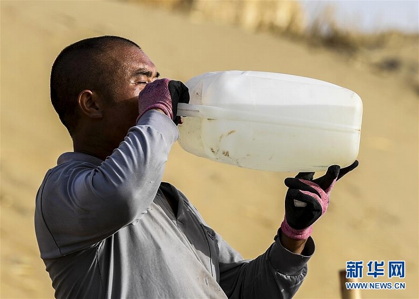 タクラマカン砂漠を貫く3本目の公道の敷設(shè)工事が進(jìn)行中　新疆