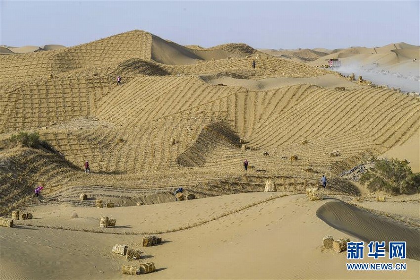 タクラマカン砂漠を貫く3本目の公道の敷設(shè)工事が進(jìn)行中　新疆