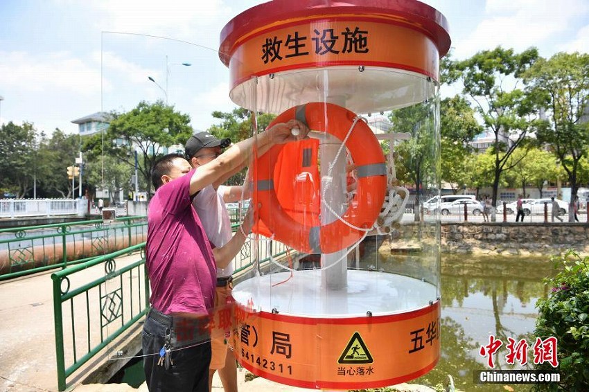 昆明市の川辺に「救命設(shè)備亭」が設(shè)置、救命胴著などが完備