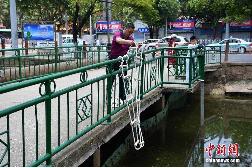 昆明市の川辺に「救命設備亭」が設置、救命胴著などが完備