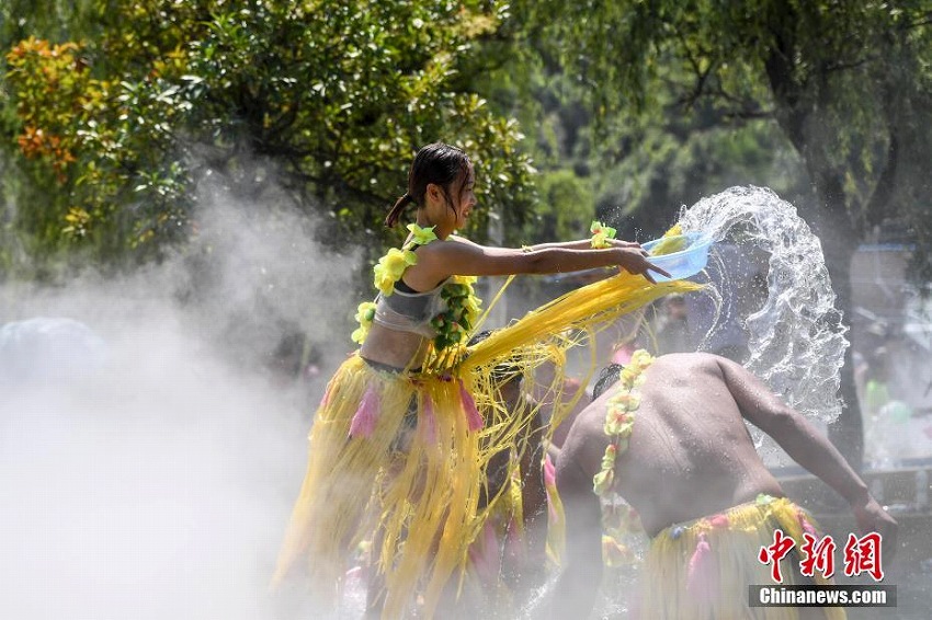 湖南省で連日の猛暑日、水かけイベントで涼を取る市民たち