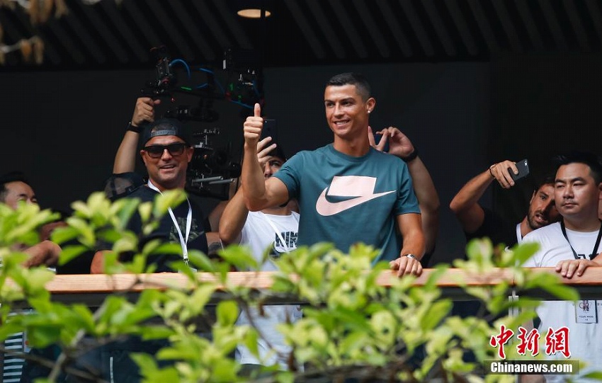 クリスティアーノ?ロナウドが北京訪問　出待ちをするファンたちと対面