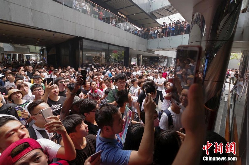 クリスティアーノ?ロナウドが北京訪問　出待ちをするファンたちと対面