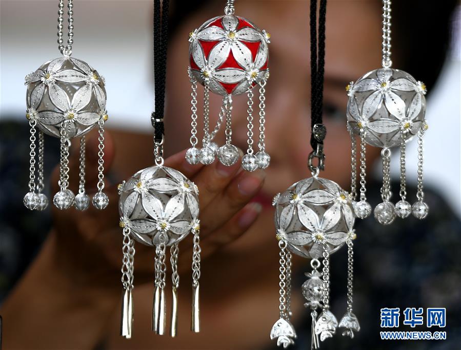 ミャオ族の銀細(xì)工職人「伝統(tǒng)技術(shù)を発揚(yáng)させたい」