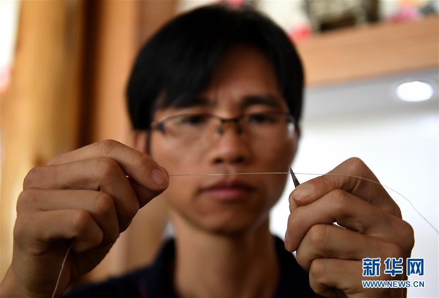 ミャオ族の銀細(xì)工職人「伝統(tǒng)技術(shù)を発揚(yáng)させたい」