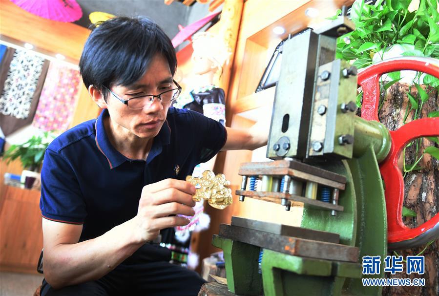 ミャオ族の銀細工職人「伝統(tǒng)技術(shù)を発揚させたい」