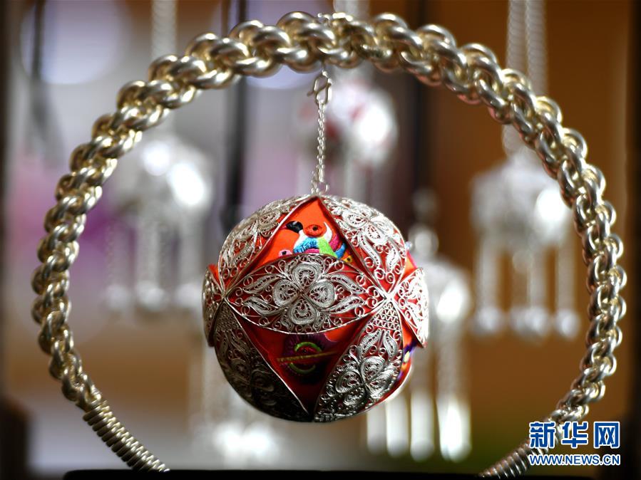 ミャオ族の銀細(xì)工職人「伝統(tǒng)技術(shù)を発揚(yáng)させたい」