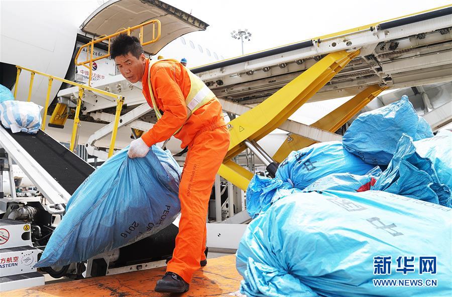 上海の空港職員、炎天下の中任務を著実に遂行