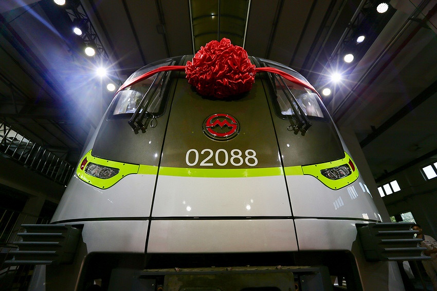 上海地下鉄第5千両目の列車が登場　車両には充電口が完備